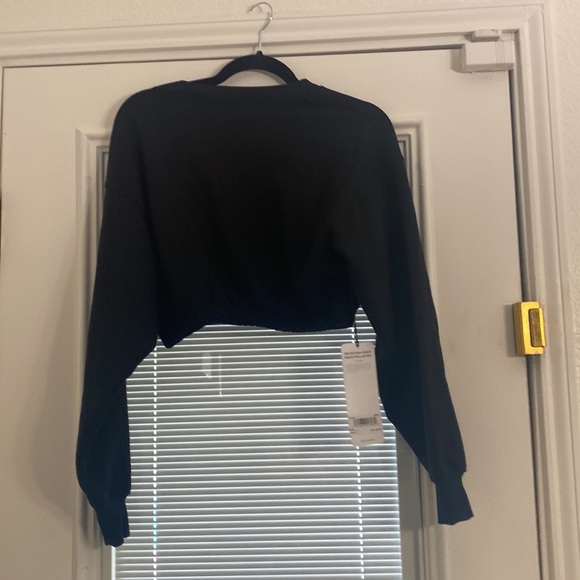 NWT ALO  cropped black sweatshirt! Retail $128 🔥🔥 - Picture 7 of 7